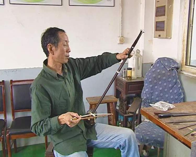 七宝这位师傅做的二胡市价40万一把，闵惠芬、马晓晖都用过他的琴