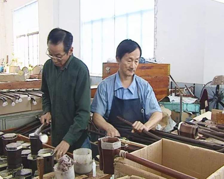 七宝这位师傅做的二胡市价40万一把，闵惠芬、马晓晖都用过他的琴