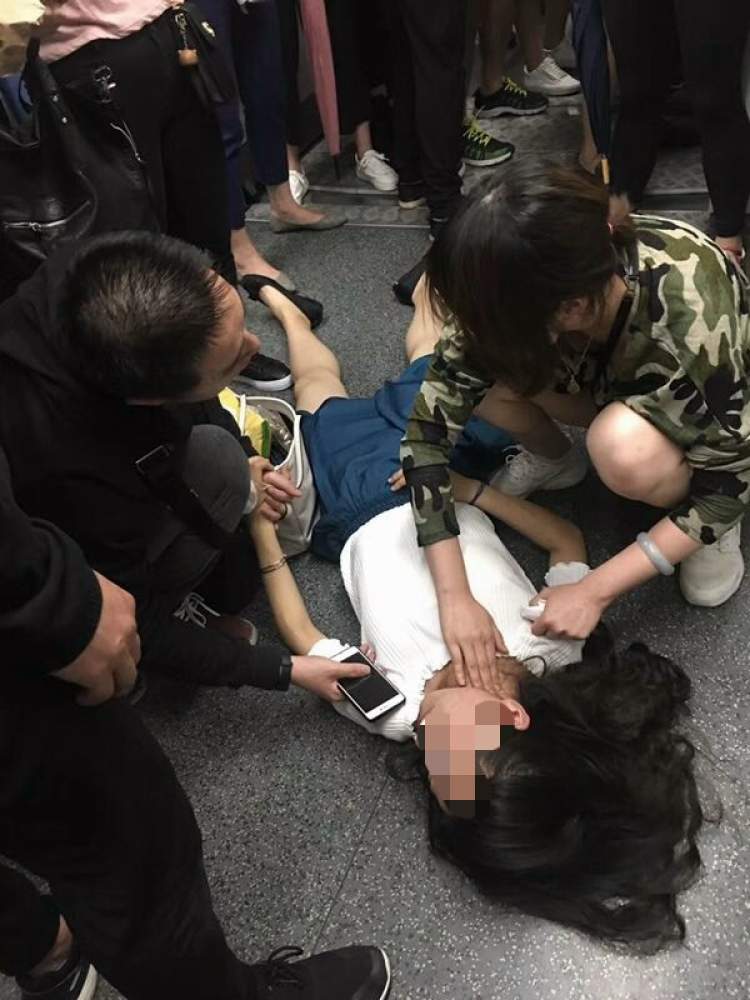 5月19日下午六点半左右,在地铁一号线上海体育馆站,地铁上突然有位女