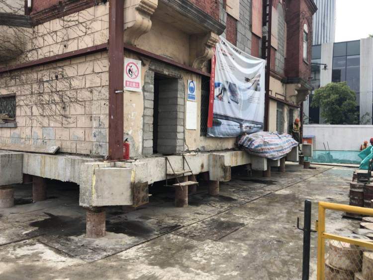 沪上一幢老式花园住宅建筑平移53米今天到位!首次启用