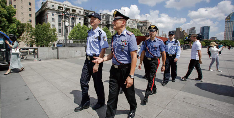 意大利警察又来了,今起他们将和上海警察在本市街头联合巡逻(附视频)