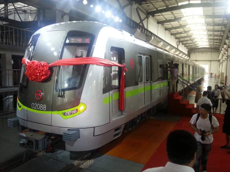 上海地铁第5000辆列车钢铁侠科技含量上层楼年底2号线8编列车开进浦东