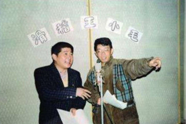 1990年,《滑稽王小毛》录制现场,葛明铭在跟王汝刚说戏