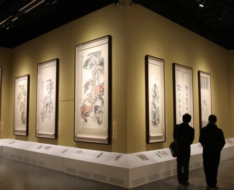 生まれ育った信州の風景を透明感のある写実表現で描く、上條真三