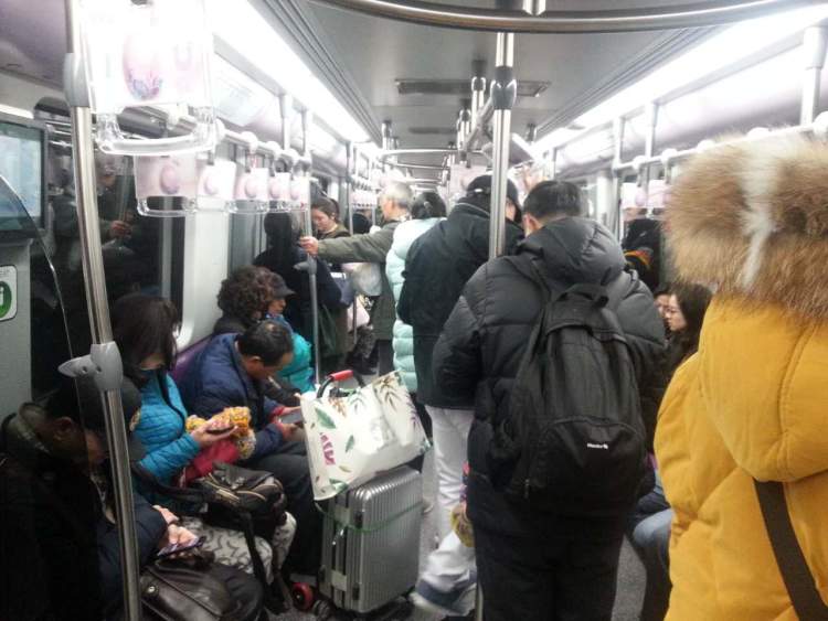 春运期间地铁车厢格外拥挤一部分乘客的不文明习惯会添堵