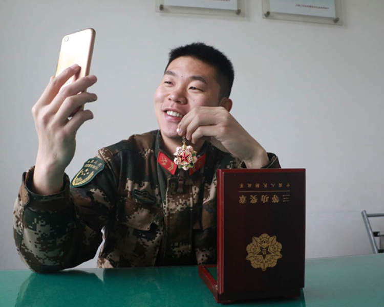 武警战士的另类情人节有人送一枚三等功军功章有人送一张团圆的机票