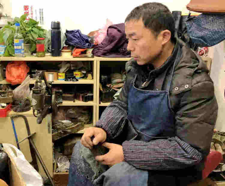 小吴鞋匠铺:家传修鞋技艺,扎根上海快60年