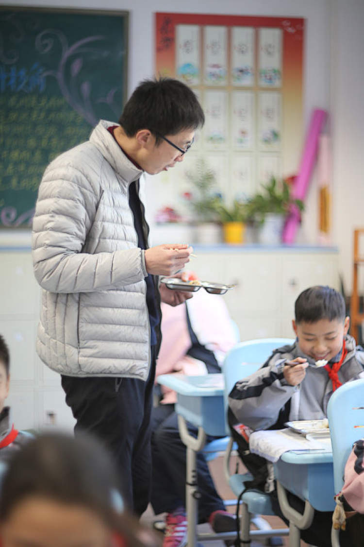 天山初级中学校长与学生共进午餐 ,作为食育工程,该项
