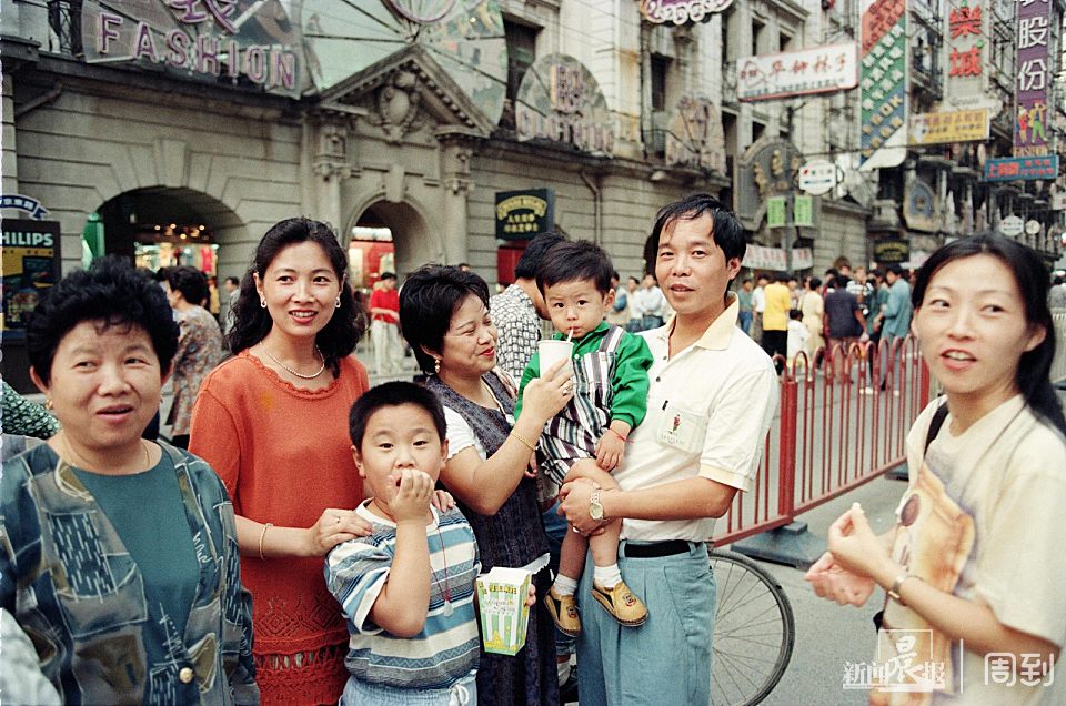 从1995年一直到1998年,每逢周末,不少上海市民都会携家带口逛逛步行街