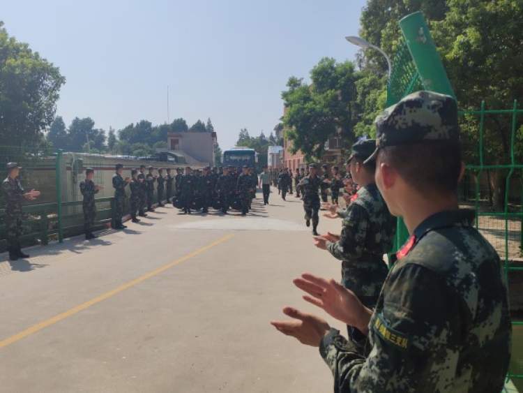 新兵陆续抵达武警上海总队新训基地,一下火车就感受到