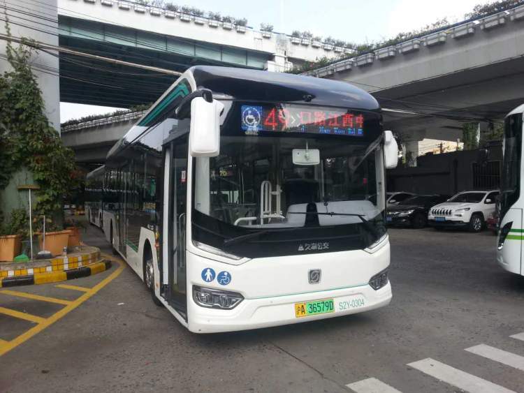 公交名牌线路49路上线"白金刚"新车了!车门处踏板可手控下降方便乘客!