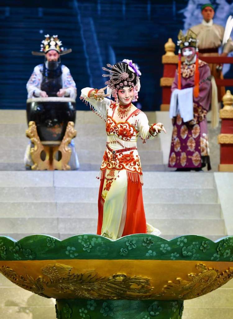 太美了!京剧《大唐贵妃》新妆"返驾"大剧院,史依弘唯美重现"翠盘舞"