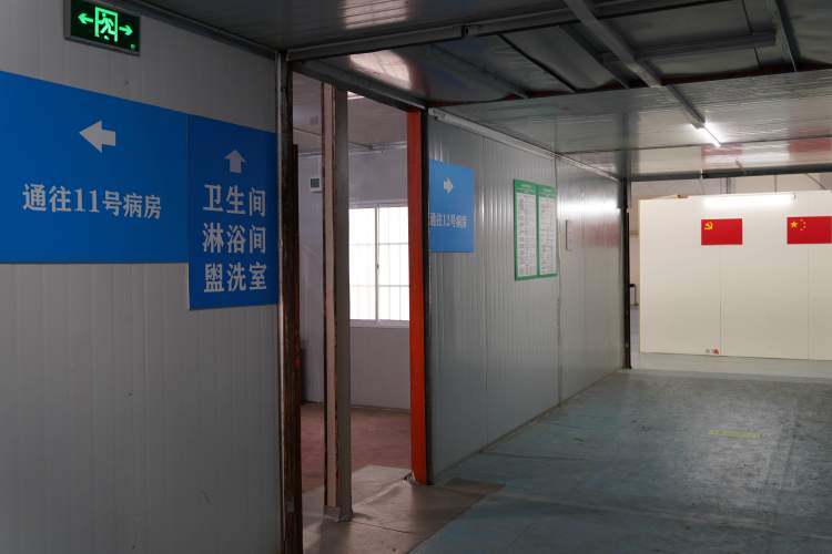 通宵10小时赶方案,五天建成3700张床位……武汉最大方舱医院是这样