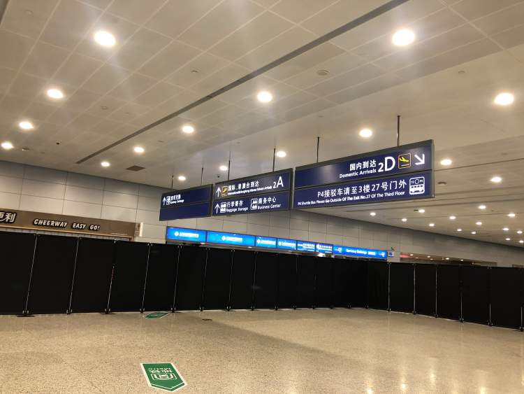 国际航班数量大降,浦东机场国际到达口处被"围了起来"