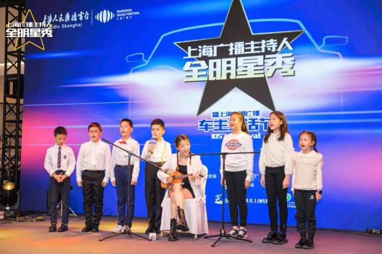 7的资深音乐主持人张明通过三张珍贵照片,带领现场观众一同感怀上海