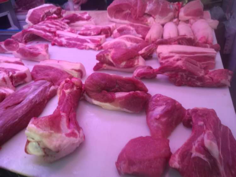 白条猪肉价跌入去年8月以来最低,菜市场猪肉