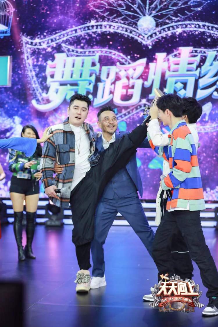 惊!王一博《天天向上》挑战芭蕾舞,女舞者抢着与他合作