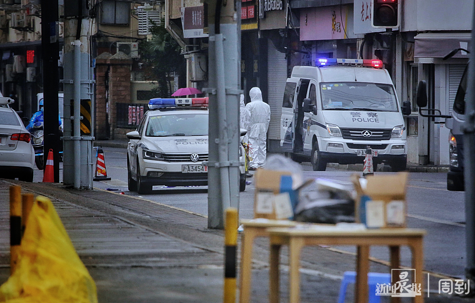 昭通路居民转运隔离工作有望今晚完成,黄浦警方增派百余名警力协助转运、全天候封闭管控