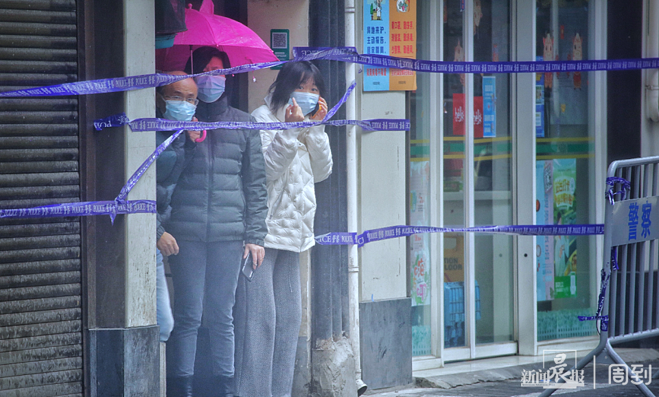 昭通路居民转运隔离工作有望今晚完成,黄浦警方增派百余名警力协助转运、全天候封闭管控