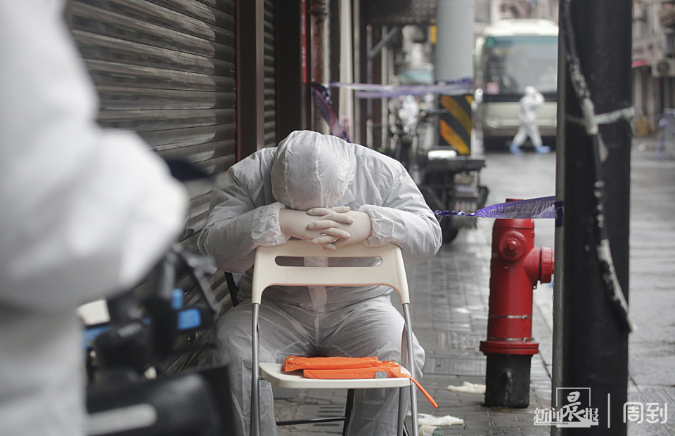昭通路居民转运隔离工作有望今晚完成,黄浦警方增派百余名警力协助转运、全天候封闭管控
