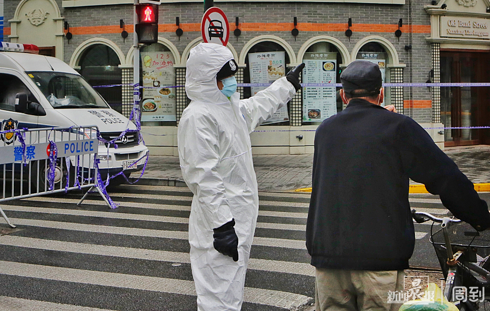 昭通路居民转运隔离工作有望今晚完成,黄浦警方增派百余名警力协助转运、全天候封闭管控