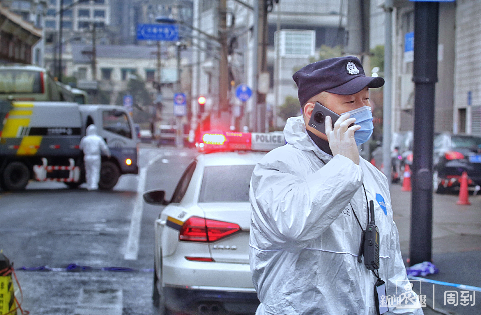 昭通路居民转运隔离工作有望今晚完成,黄浦警方增派百余名警力协助转运、全天候封闭管控
