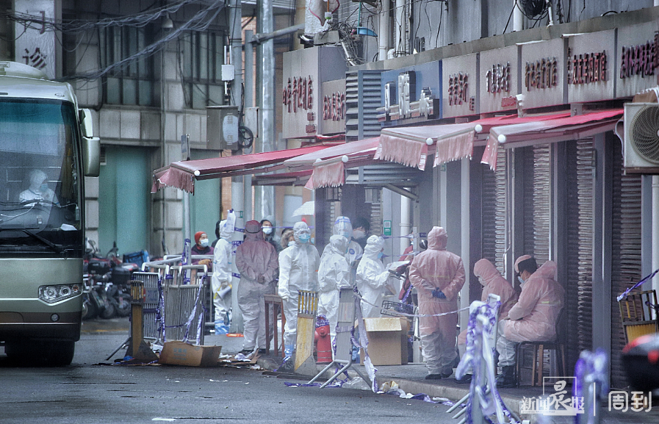 昭通路居民转运隔离工作有望今晚完成,黄浦警方增派百余名警力协助转运、全天候封闭管控