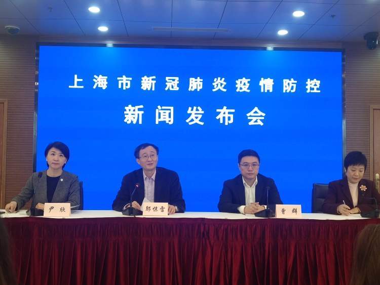 市民政局副局长曾群,市疫情防控公共卫生专家组成员,复旦大学上海医学