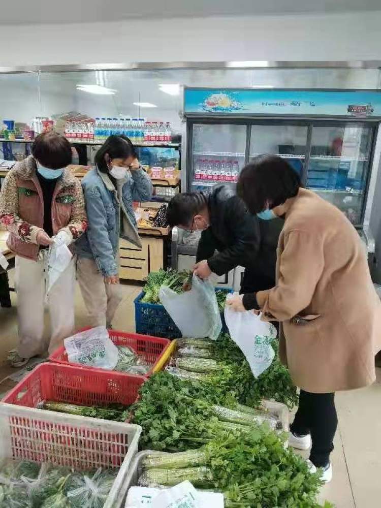 新闻晨报·周到记者从沪郊奉贤、闵行、崇明等涉农区获悉：疫情出现后，市民蔬菜需求量大幅增加，为了满足市