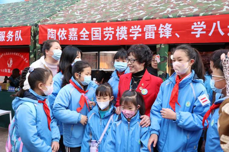 JN江南“最美退役军人”陶依嘉：南京路上“摆摊”四十载因为付出所以开心(图3)