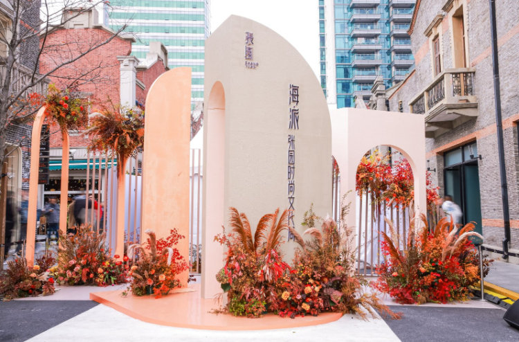 时尚文化周模特步行街走秀，张园“老土地”也来拍照，开街至今来了一百多趟