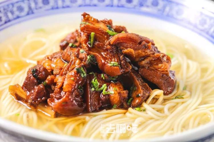 店里还有红烧羊肉面,选用羊前腿和羊排的肉,细腻鲜香,肉汁浓郁,冬天来