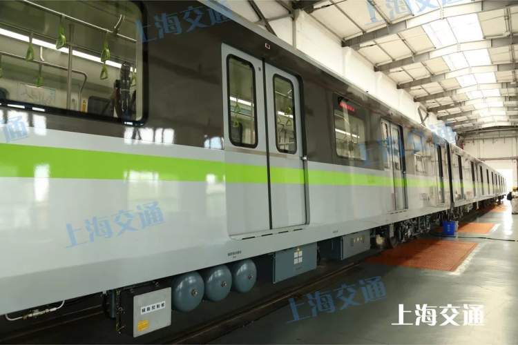 绿,在轨道交通北翟路停车场现场人员亮相, 这标志着上海地铁车辆正式