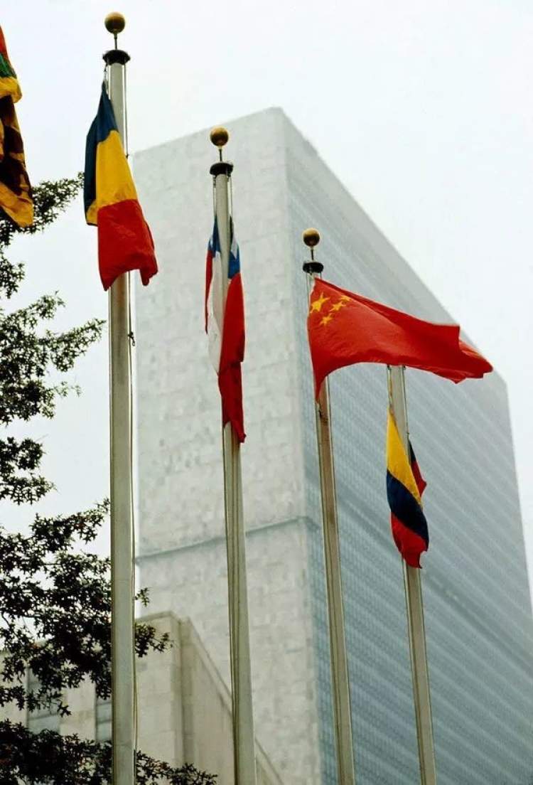 1971年11月1日,在联合国大厦前的广场上,是新中国的独立壮大,让五星