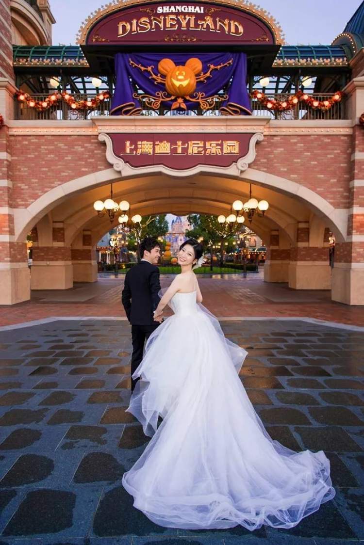 可以去迪士尼拍婚纱照了!上海迪士尼乐园正式推出日间