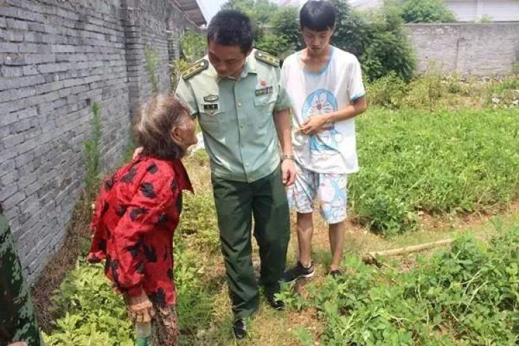 分宜消防指战员看望唐才英老人(右一为张佳港 图片来源/江西消防