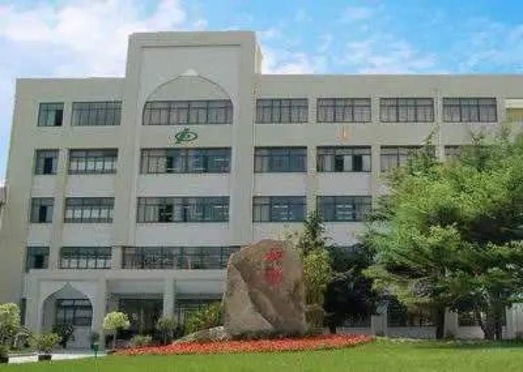 田家炳中学(景凤路185号)4,上海市六十中学(青云路323号)3,新中高级