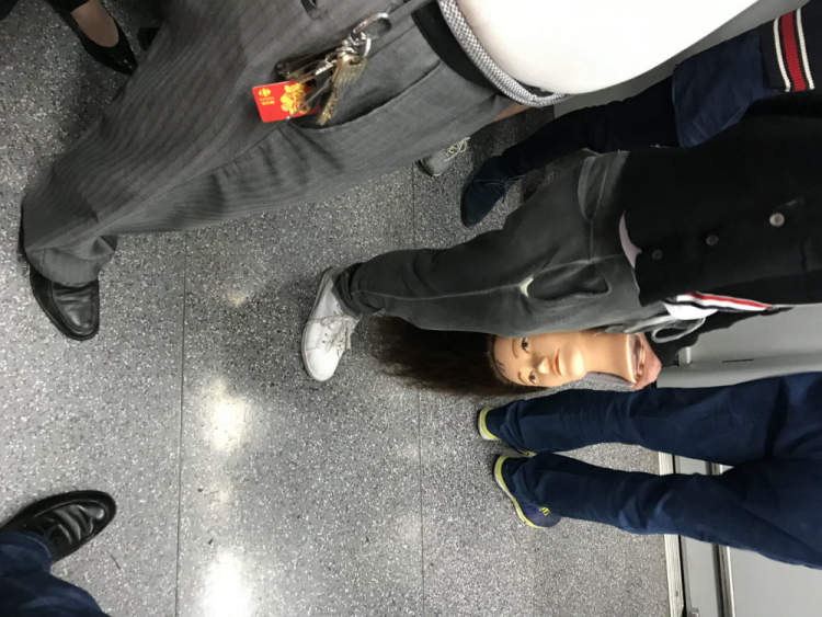 惊悚丨她在地铁转身瞬间竟看到这玩意儿,吓得双腿发软