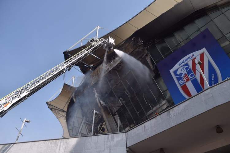虹口足球场火灾丨目前火已灭,无人员伤亡 申花比赛或受影响