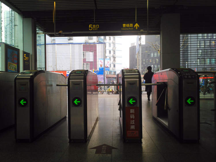 3/4/11号线交汇的曹杨路地铁站是个大站,有1号口,2号口,4号口,5号口,6