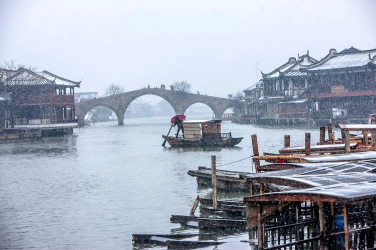 朱家角的年味如织游人小桥流水浸在雪中成绝美风景画魔都初雪