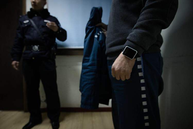 爱申活暖心春上海监狱开展离监探亲工作阔别六年服刑人员虞一秋在家中