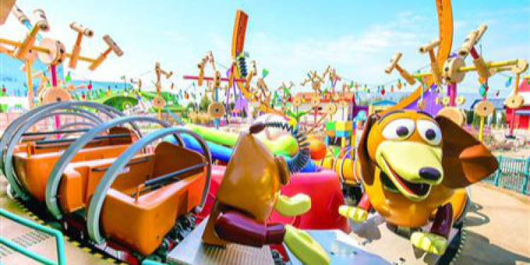 迪士尼玩具总动员园区新景点"弹簧狗团团转"(新闻晨报图片)