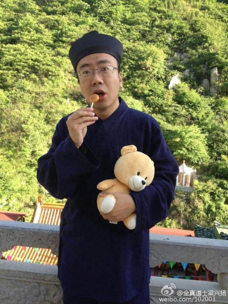 道装常服 /微博@全真道士梁兴扬