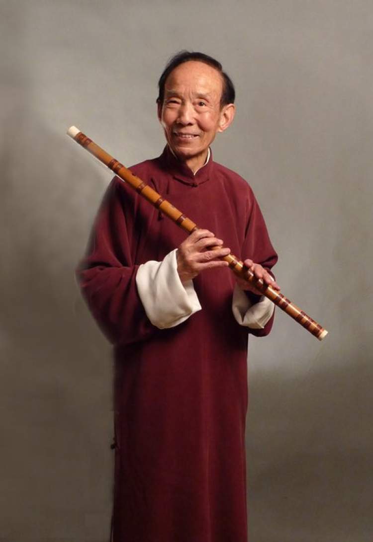 这个人一吹笛子 十万人坐不住了 政府不得不鸣枪维持秩序 周到上海 这个人一吹笛子 十万人坐不住了 政府不得不鸣枪维持秩序 周到上海