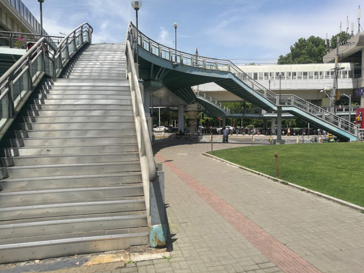 凯旋路这个路口多了几道线,可以少走一百多级台阶! - 周到上海