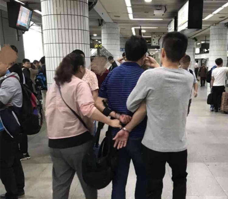半月内五名小偷在上海火车站地铁站落网小心你的钱包手机哦