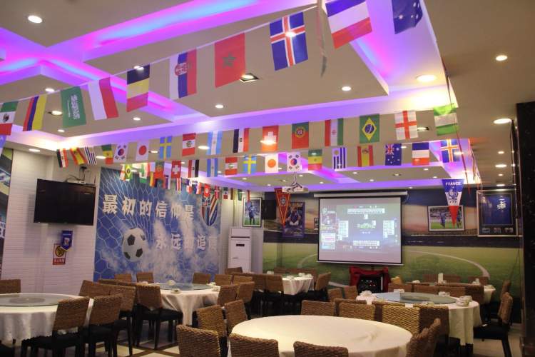 的本帮菜餐厅,但爱足球的老板,硬是把这里包装成了球迷看球的好去处!