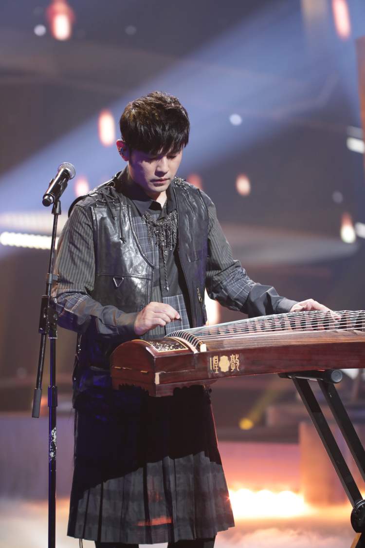 在《抚仙湖》中,周杰伦特别拿出自己的"隐藏技能"——弹古筝,在现场与