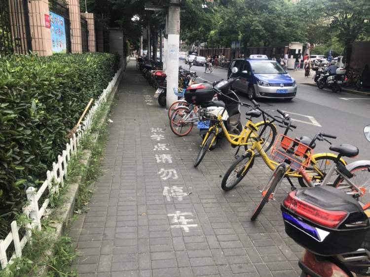 4人横道变1人道杭一小学门前人行道被共享单车霸占小学生出行存安全